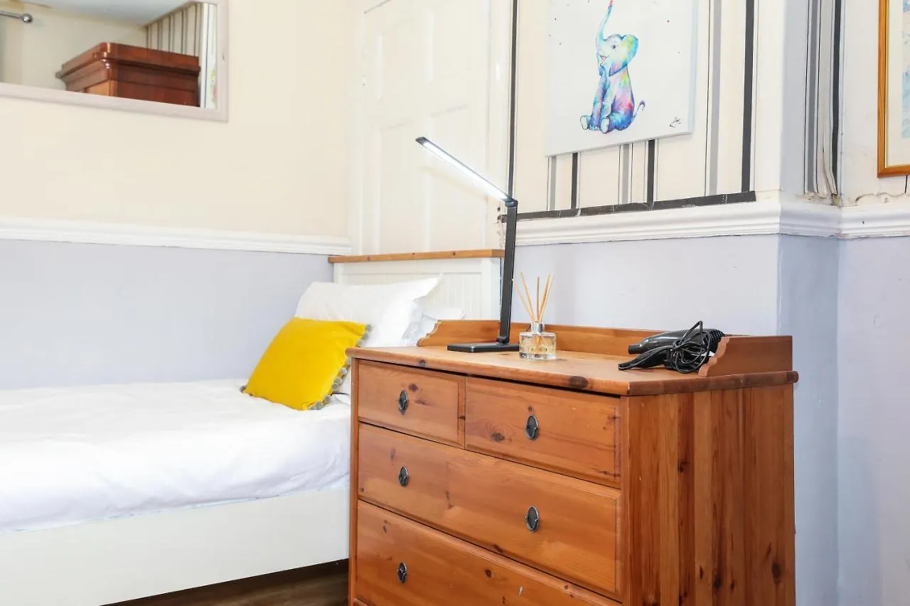 Beautiful Rooms In Edinburgh Cottage Guest House - Free Parking